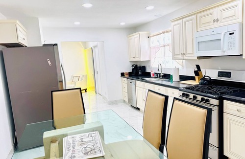 Beverly Green House | 4BRHouse,LasVegas,Strip,LVCC,pet-friendly,Sale,BestSpot,july4th,love,wifi