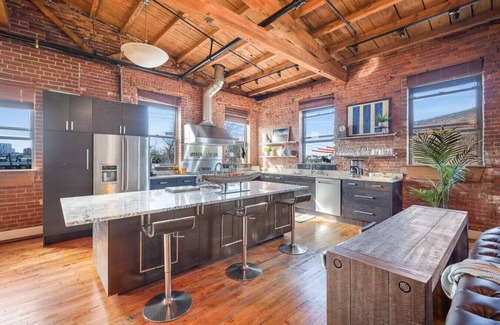 Norris Square House | 4K sqft LOFT | Gym | Pool Table | Ping Pong