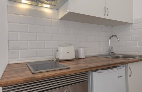 Vista Alegre House | 4km From Sol , 1 min Metro, Wifi, Washing Machine and Dryer