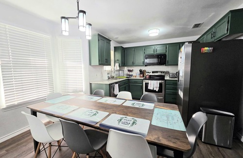 Abilene House | 5/2.5 house King, Queen, Full, Twin beds near Hendrick S. & Dyess. NO CARPET