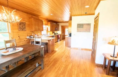 College Grove Cabin | 5 Acre 3 Bedroom Cabin Next Door to Troubadour