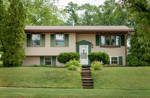 Cedar Rapids - Iowa City House | 5 Bed, 2 Bath Split Level Home Big Yard on NE Side of Cedar Rapids