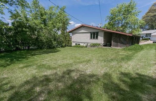 Cedar Rapids - Iowa City House | 5 Bed, 2 Bath Split Level Home Big Yard on NE Side of Cedar Rapids