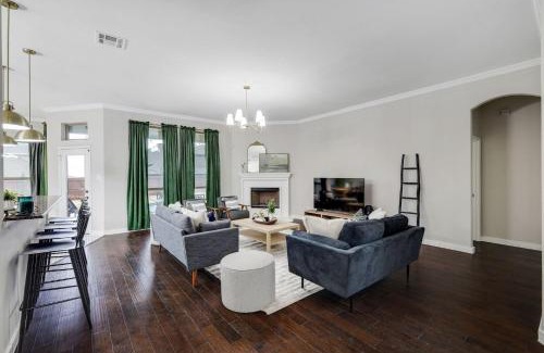 Waxahachie House | 5-Bed 2-Bath with Pool & Backyard Retreat