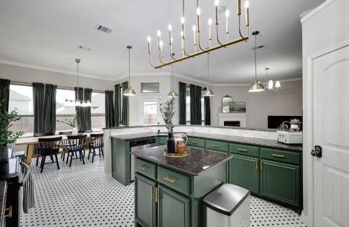 Waxahachie House | 5-Bed 2-Bath with Pool & Backyard Retreat