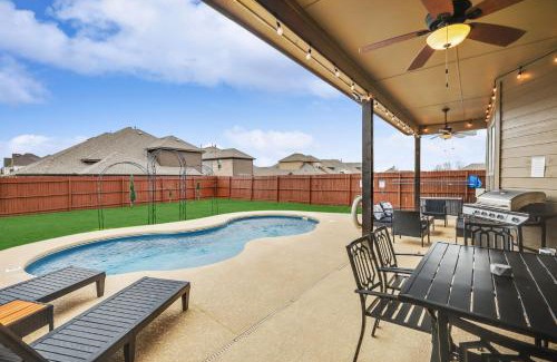 Waxahachie House | 5-Bed 2-Bath with Pool & Backyard Retreat