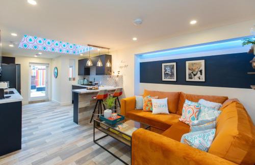 Coventry House | 5 bed 5 bath house, free parking, patio garden - Esho Stays