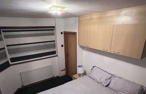 Oakleigh House | 5- bed gem in Barnet, short let luxury awaits