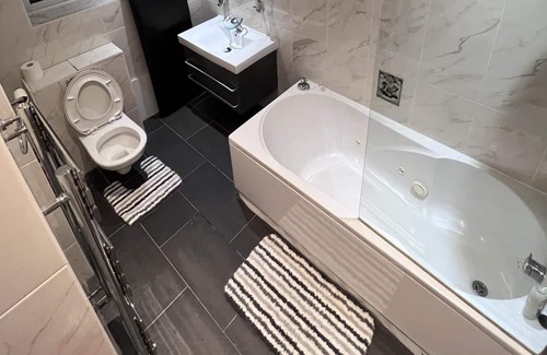 Oakleigh House | 5- bed gem in Barnet, short let luxury awaits