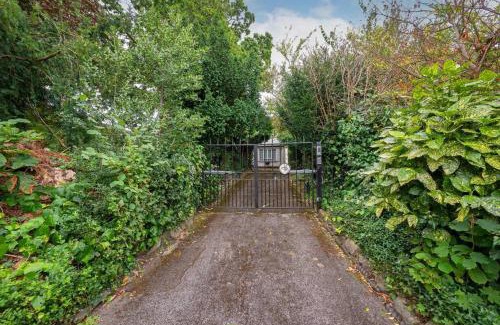 Oakleigh Apartment | 5 Bed Home with Private Parking - 25 Mins To Central London
