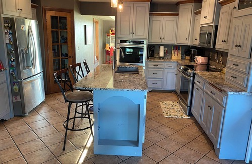 De Pere House | 5 Bedroom 5 bath custom home 17 min from Lambeau with hot tub
