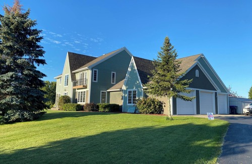 De Pere House | 5 Bedroom 5 bath custom home 17 min from Lambeau with hot tub