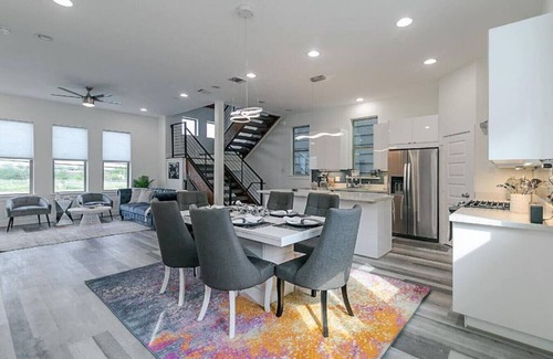 East Downtown Houston House | 5 BEDROOM + BATHS LUXURY HOME NEAR DOWNTOWN