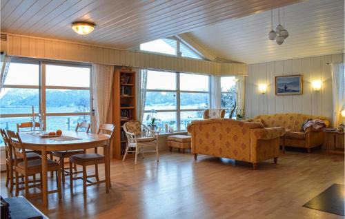 Brekke House | 5 Bedroom Beach Front Home In Lavik