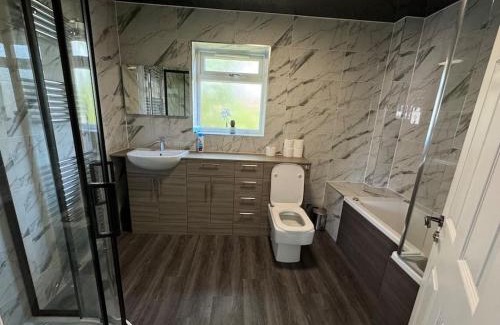 Grimsby Villa | 5-Bedroom Cottage in New Waltham, Grimsby