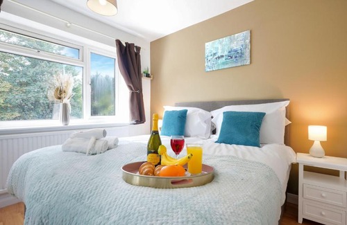 Knowle Sands House | 5 Bedroom Detached House - Close to City Centre - Sleeps up to 10 guests with Free Parking, Fast Wifi, SmartTVs and Large Garden by Yoko Property