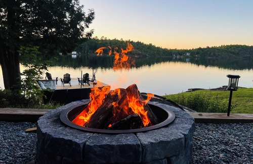 Sudbury House | 5-Bedroom Executive Lakefront Retreat Sleeping 12- Relax, Recharge and Reconnect