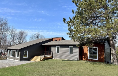 Sudbury House | 5-Bedroom Executive Lakefront Retreat Sleeping 12- Relax, Recharge and Reconnect