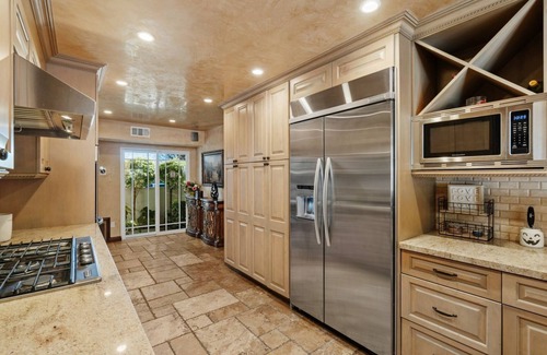 Woodland Hills House | 5-bedroom house in delightful Los Angeles with Resort style backyard