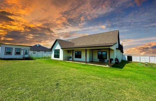 Del Valle House | 5 bedroom house near COTA, AUS