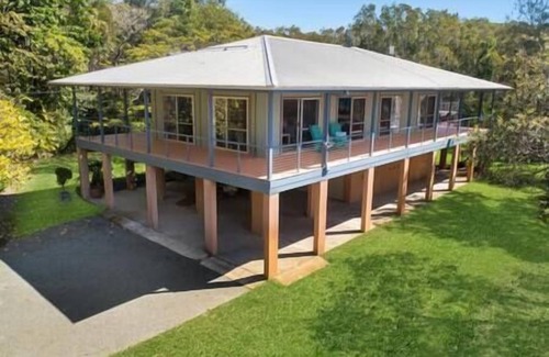 Boreen Point House | 5-Bedroom Oasis with Private Beach.