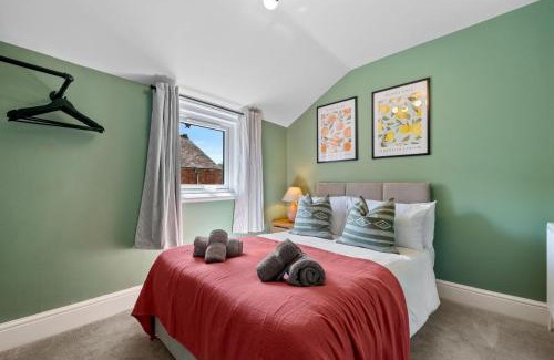 Gloucester Villa | 5-Bedroom Stunning, Luxurious & Stylish Manor with Games Room, Private Parking & Garden, Central Gloucester, Cotswolds Retreat Sleeps up to 12 - WORK CONTRACTORS SPECIAL OFFER! - by Blue Puffin Stays
