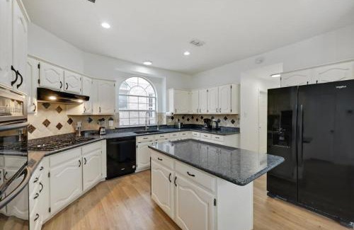 Plano House | 5 Bedrooms Backyard Oasis - Groups Welcome