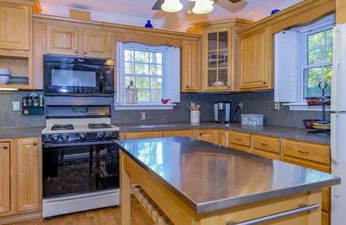 Henrico House | 5 BR, 3.5 Bath, Game Room, Kayaks, Paddle Boards, PETS WELCOMED!