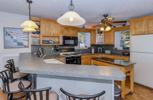 Henrico House | 5 BR, 3.5 Bath, Game Room, Kayaks, Paddle Boards, PETS WELCOMED!