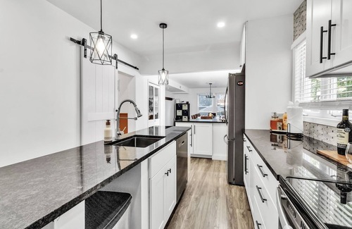 Buffalo House | 5 BR Home w/Hot Tub & Game Room