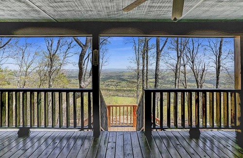 Menlo House | 5⭐️ Breathtaking Bluff Views Serene 2 Bed/2Bath Brow Cabin Cloudland near Mentone