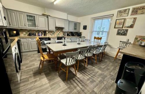 Caerwys Villa | 5 En-suite Bedrooms with Large Kitchen & TV Lounge in Beautiful Caerwys North Wales