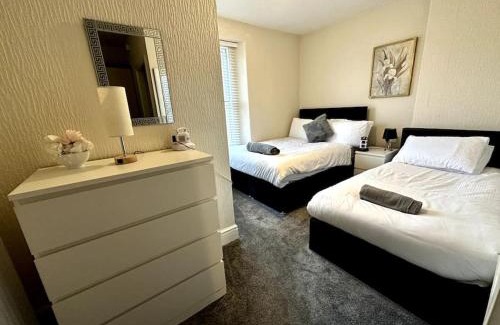 Caerwys Villa | 5 En-suite Bedrooms with Large Kitchen & TV Lounge in Beautiful Caerwys North Wales