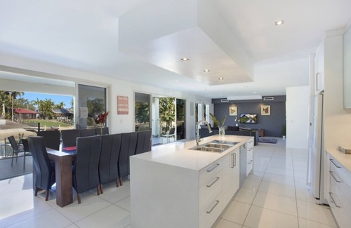 Broadbeach Waters House | 5⭐️ Family Luxury Waterfront home in Central Broadbeach