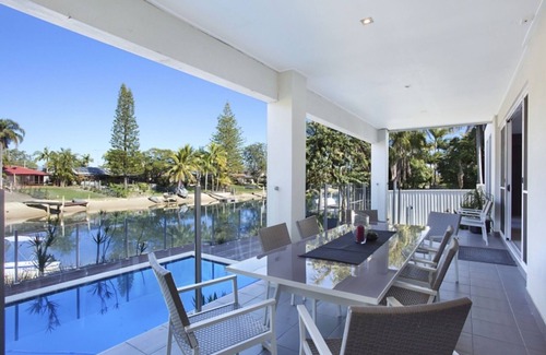 Broadbeach Waters House | 5⭐️ Family Luxury Waterfront home in Central Broadbeach