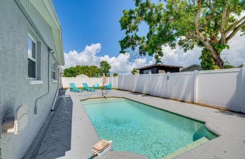Holiday House | 5 Mi to Beach Home with Pool in Holiday!
