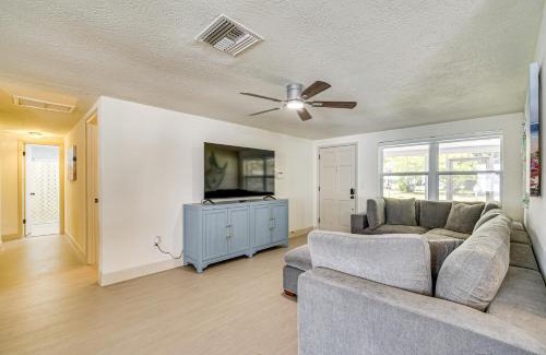 Holiday House | 5 Mi to Beach Home with Pool in Holiday!