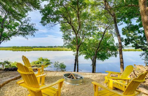 Dennis House | 5 Mi to Historic Granbury Square Lakefront Escape