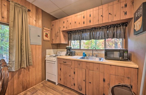Huntingdon Cabin | 5 Mi to Raystown Lake Launch: ‘Lucas McCain Cabin’