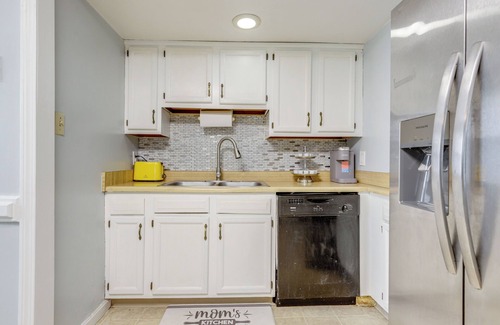 Auburn House | 5 Mi to to Downtown Worcester: Quiet Townhome