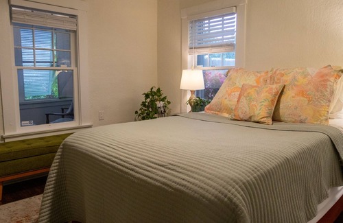 South Palm Park Neighborhood Association Cottage | 5 min to the beach!