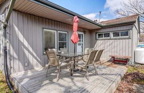 Turkey Point Cottage | 5 min to the beach! Sun filled cottage in Turkey Point
