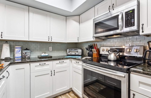 Northeast Virginia Beach Condo | 5 min walk to Beach | Boardwalk | Patio