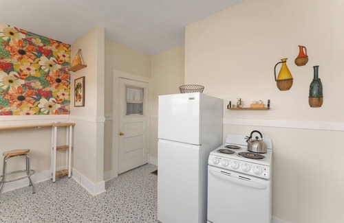 Roseburg Apartment | 5 min walk to downtown! Newly renovated with original hardwoods and clawfoot tub