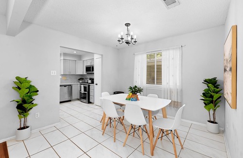 Milwood House | 5 mins to Apple, The Domain & Q2 - Games Room - Ping Pong - Large Backyard