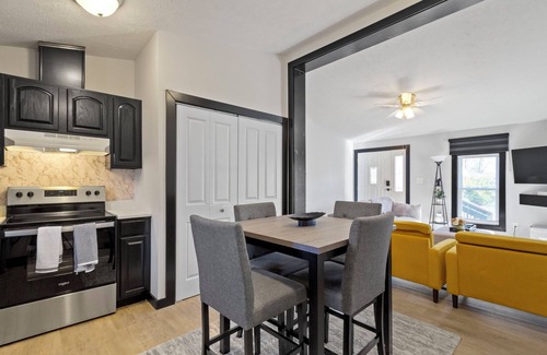 Westfield House | 5 mins to Grand Park, 15 mins to Ruoff, pet-friendly, peaceful environment!
