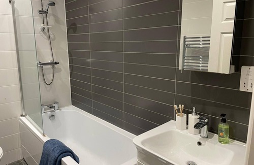 Liverpool Apartment | 5 Mins to Woolton Village | Skylights + Desk | Parking