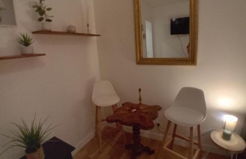 Arsenal Apartment | 5 minute Eiffel tour and Louvre meusm ,aoesome and romantic appartement in Marais ,1mins metro,amusing place