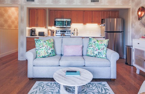 West Beach Village Villa | 5 Minute Walk to Beach! Screened Porch w/Forest Views, Wonderful Natural Light & Comfy Seating
