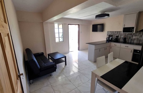 Colonarie Apartment | 5 minutes from Argyle International Airport Cosy and Modern Apartment